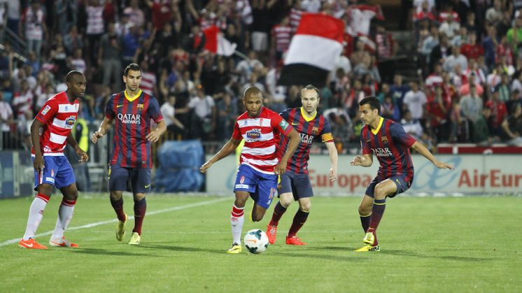 Brahimi se marcha de tres rivales del Barça en el partido en Los Cármenes. Foto: Álex Cámara