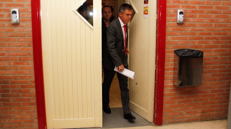 Alcaraz, el día que dio la rueda de prensa de su despedida como entrenador granadinista. Foto: Álex Cámara
