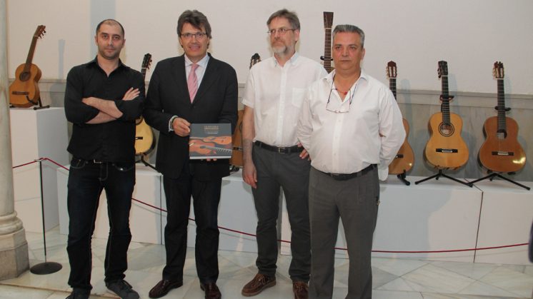 La Diputación divulga las excelencias de la escuela granadina de artesanos guitarreros