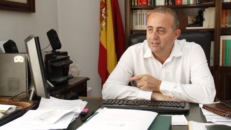 Francisco Javier Maldonado, en un momento de la entrevista en su despacho. Foto: Álex Cámara