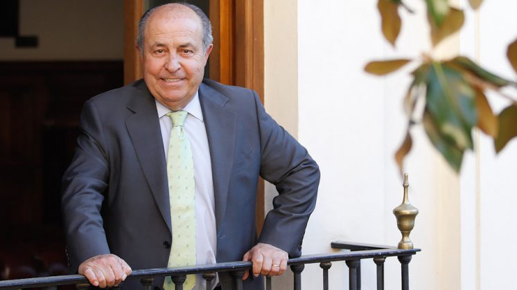 El alcalde de Granada, José Torres Hurtado, en uno de los balcones del Patio del Ayuntamiento. Foto: Álex Cámara