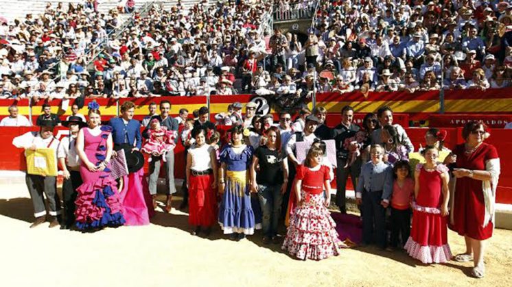 Momentos antes del inicio del festejo los protagonistas posaron para la posteridad. Foto: Pepe Villoslada