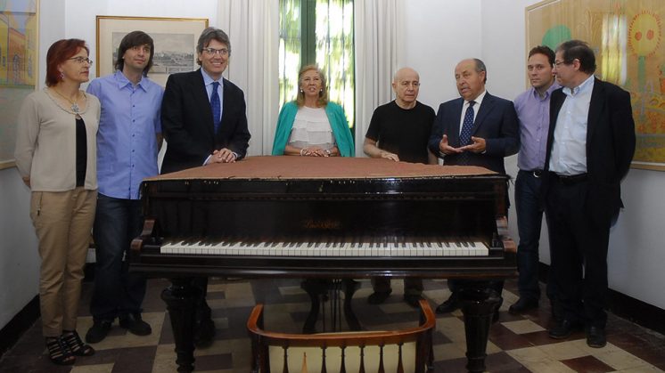 El piano de la Huerta de San Vicente y los protagonistas de la presentación. Foto: Javier Algarra