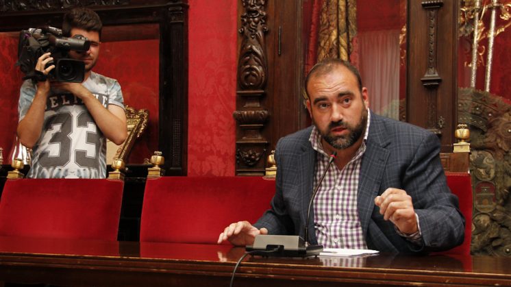 El de IU, Francisco Puentedura, durante una rueda de prensa. Foto: Álex Cámara (archivo)