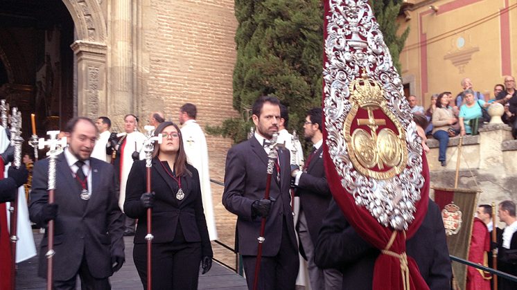 El guión federativo, durante una procesión esta Semana Santa. Foto: L. F. R. 