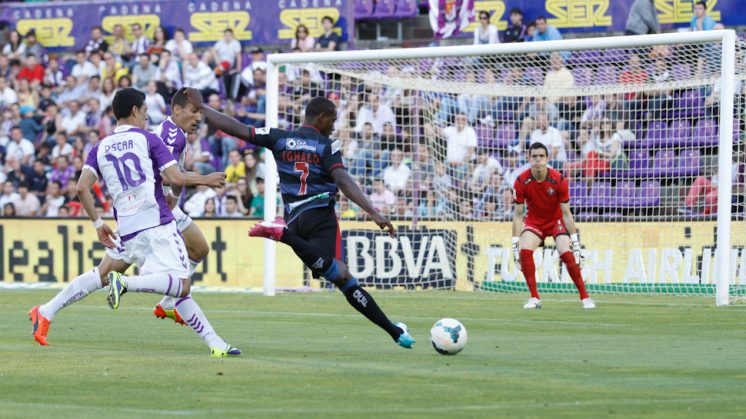 Ighalo busca el lanzamiento en el último partido en Valladolid. Foto: Álex Cámara