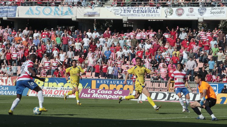 Jugada en la que Ighalo logra uno de los goles del ascenso a Segunda División. Foto: Luis F. Ruiz (archivo)