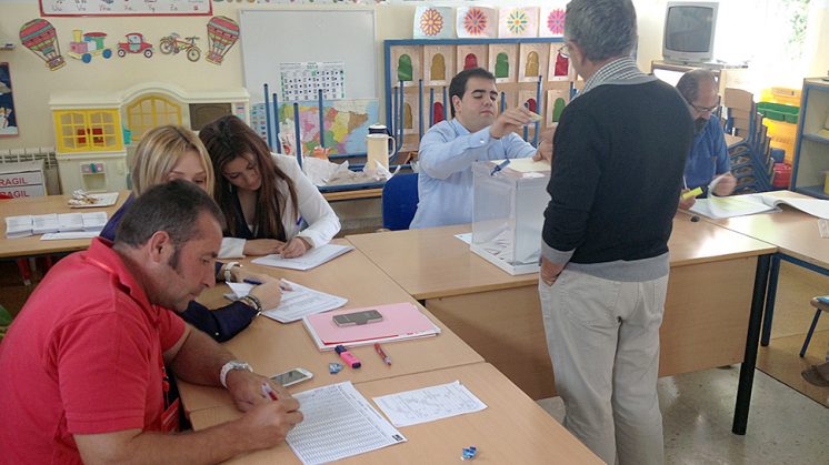 Momento de una de las votaciones en la localidad de Valderrubio. Foto: Luis F. Ruiz