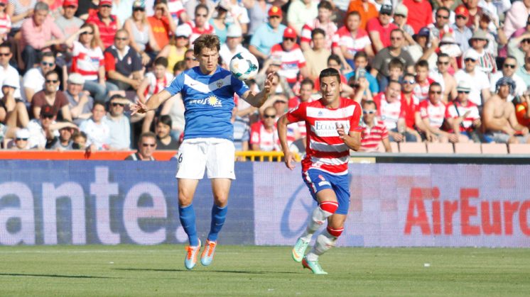 Riki observa el control de un rival en el partido ante el Almería. Foto: Álex Cámara