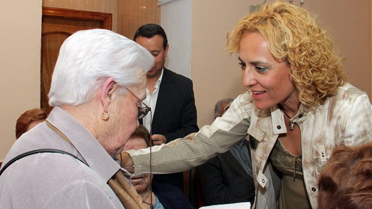 La diputada Marta Nievas, con una de las personas que utiliza el servicio. Foto: Dipgra