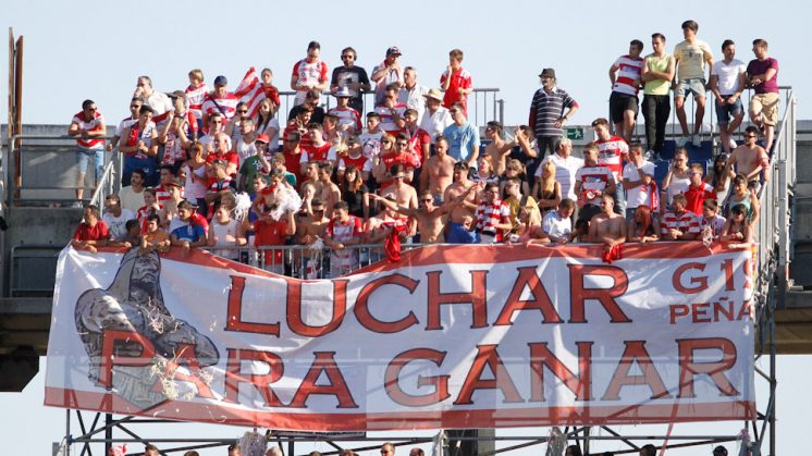 Seguidores del Granada acompañarán mañana a sus jugadores en el entreno. Foto: Álex Cámara