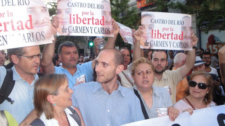 Carlos y Carmen en el momento en que este se incorporó a la manifestación. Foto: N.S.L.