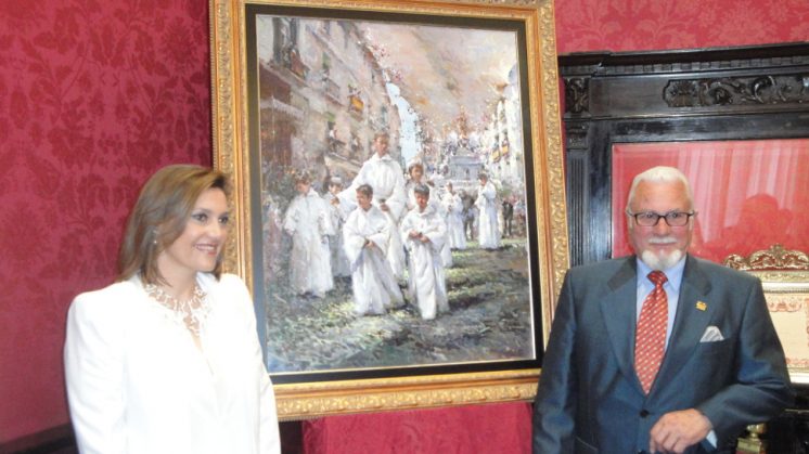 La diseñadora, María Isabel Penela, y el pintor, Fernando González, junto a la obra pictórica que representa el Corpus 2014. Foto: N.S.L.