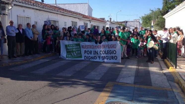Decenas de padres tomaron las calles del pueblo para exigir un colegio digno. Foto: AG