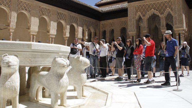 Un grupo de turistas en la Alhambra. Foto: Álex Cámara 