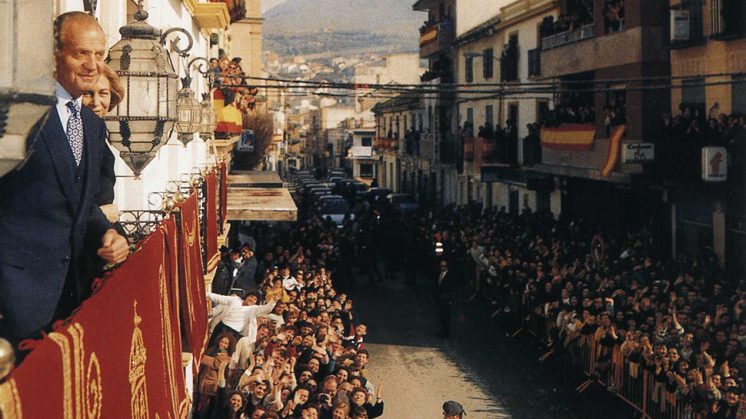 Los Reyes, en el balcón del Ayuntamiento de Pinos Puente. Foto: Recio Fotógrafo