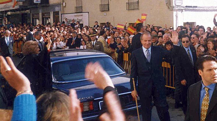 El Rey Juan Carlos y la Reina Doña Sofía, en su llegada a Pinos Puente. Foto: Luis F. Ruiz (archivo)