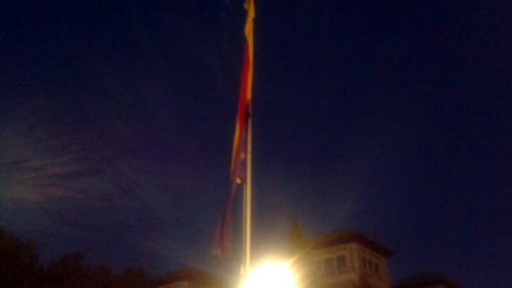 La bandera republicana, en el mástil de la avenida de la Constitución. Foto: AGR