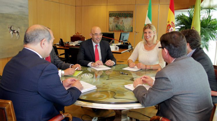 Los responsables de Caja Rural, Banco Santander y CajaSur, junto a la diputada de Economía. Foto: aG