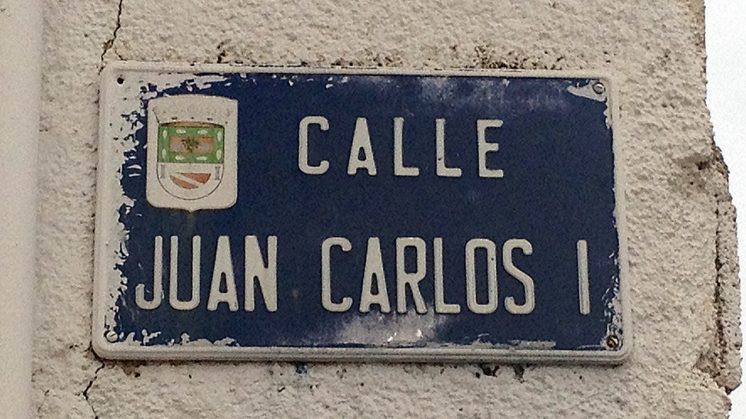 En la provincia es difícil hallar calles con el nombre 'Rey Juan Carlos'. La de Albolote solo hace alusión a su nombre dinástico, no el título. Foto: Luis F. Ruiz