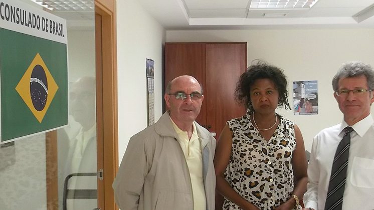 Correa y Martins, junto al alcalde de Ogíjares, Francisco Plata, en las oficinas del Consulado Itinerante. Foto: AGR