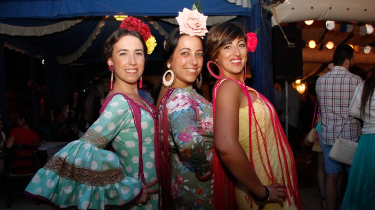 Vestidas de flamenca o de gitana, muchas mujeres acuden a la feria dispuestas a pasarlo bien. Foto: Álex Cámara