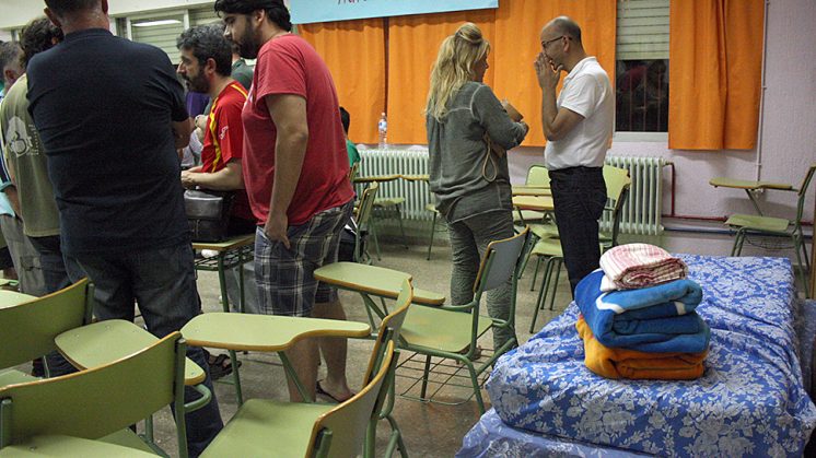 El encierro seguirá en las aulas de los dos centros. En la imagen, el alcalde, segundo por la izquierda, habla con los afectados. Foto: Luis F. Ruiz