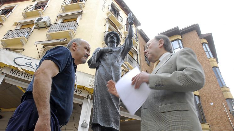La escultura ya vuelve a estar en la calle Pavaneras de Granada. Foto: Javier Algarra