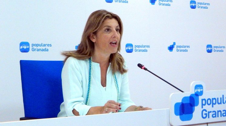 La parlamentaria Eva Martín, durante la rueda de prensa. Foto: PP de Granada
