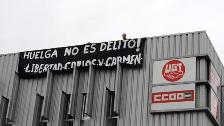 La pancarta se ha colgado este martes en Granada. Foto: CC OO 