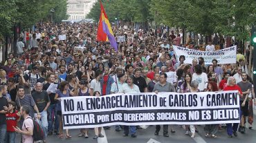 Unas 2.000 personas piden en Granada que los dos integrantes del 15M no entren en prisión tras ser condenados por su participación en un piquete