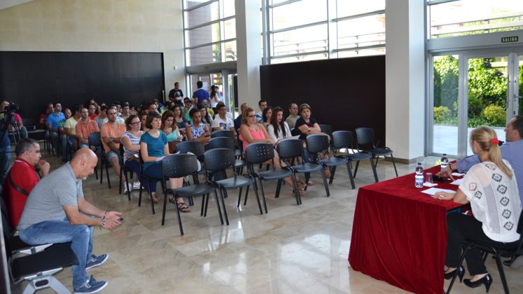 El Ayuntamiento de Peligros ofrece en asamblea los detalles del programa Emple@joven