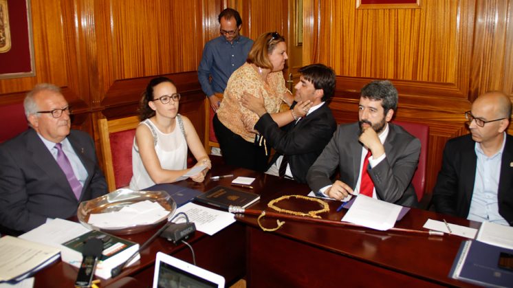 Ana Bella Camacho le desea lo mejor a Sergio Bueno tras depositar su voto para la elección del nuevo alcalde. Foto: Álex Cámara