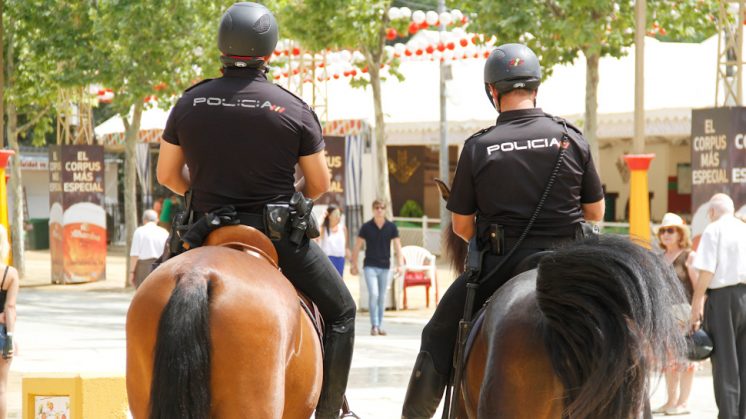 Unidades a caballo también forman parte del dispositivo. Foto: Álex Cámara