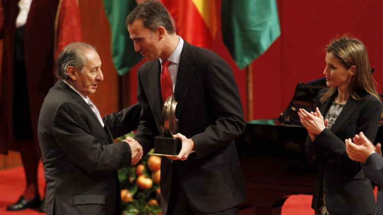 Eduardo Lizalde recibió la décima edición de manos del entonces Príncipe de Asturias. Foto: Álex Cámara