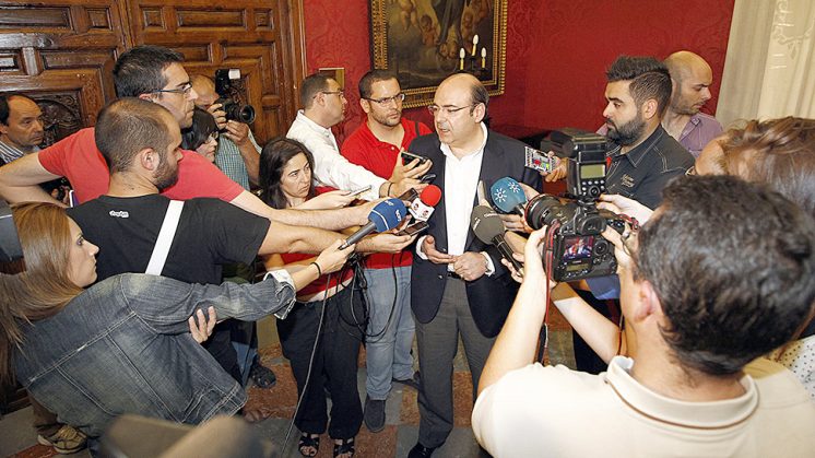 Sebastián Pérez atiende a los medios tras la reunión con los concejales. Foto: Pepe Villoslada