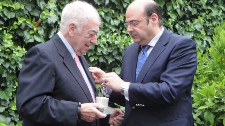 Tico Medina recibe emocionado el Premio Pozo de Plata de la mano del presidente de Diputación, Sebastián Pérez. Foto: N.S.L.