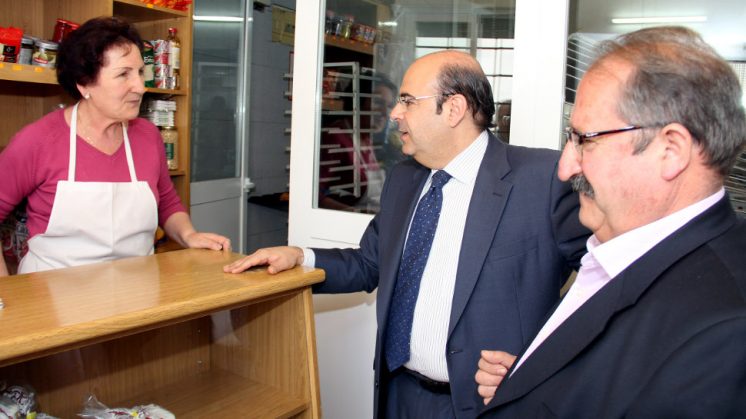 El presidente de la Diputación, Sebastián Pérez, junto al alcalde de Ferreira, Antonio Forniles, en uno de los establecimientos del pueblo. Foto: aG