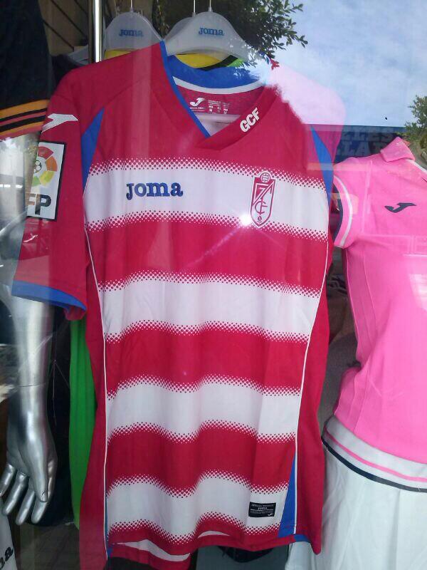 La camiseta que lucirá el Granada CF en la temporada 2014/2015 ya se puede adquirir en tiendas. Foto: @10francampos.