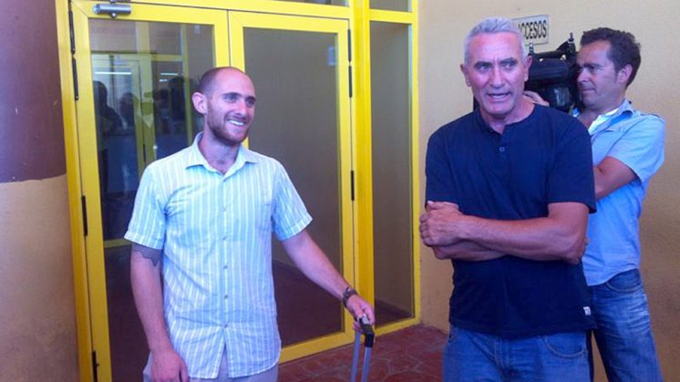 Momento de la salida de prisión de Carlos (i) en presencia del líder del SAT Diego Cañamero (d). Foto: SAT Nacional