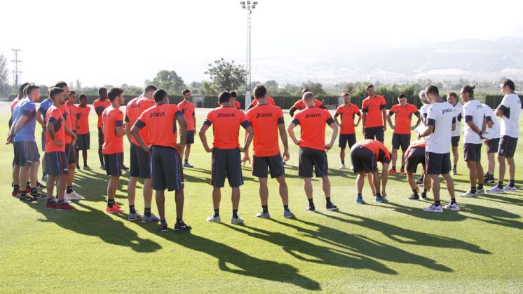 Los jugadores del Granada atienden a una charla durante un entrenamiento. Foto: Álex Cámara