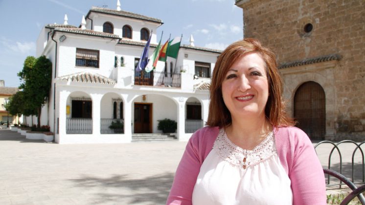 La alcaldesa de Alfacar, Inmaculada López, en las inmediaciones del Ayuntamiento. Foto: Álex Cámara