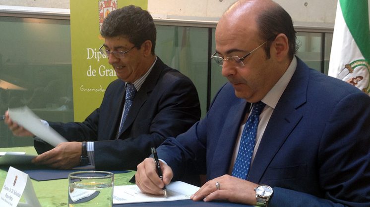 Momento de la firma entre Sebastián Pérez y Diego Valderas. Foto: Luis F. Ruiz