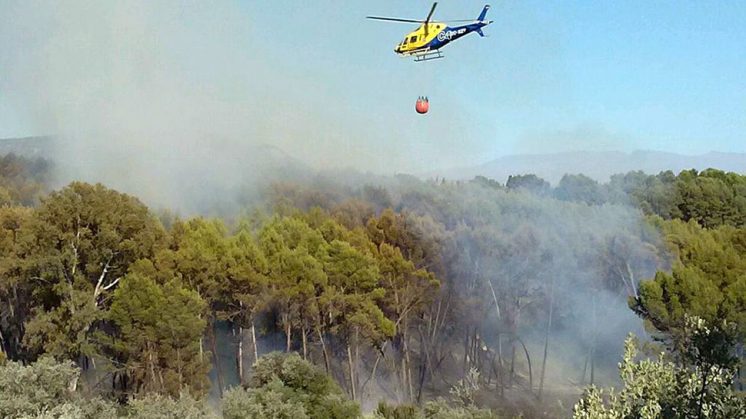 Un helicóptero del Infoca participa en las tareas de extinción. Foto: @FoodFotoGranada (Twitter)