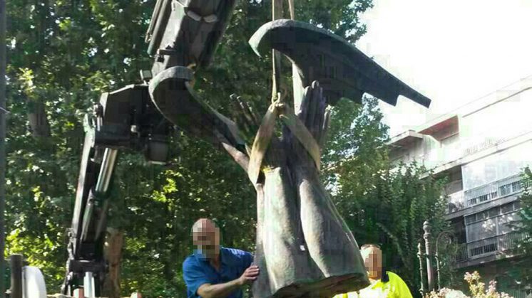 La escultura ha sido retirada a primera hora de este miércoles. Foto: IU Granada