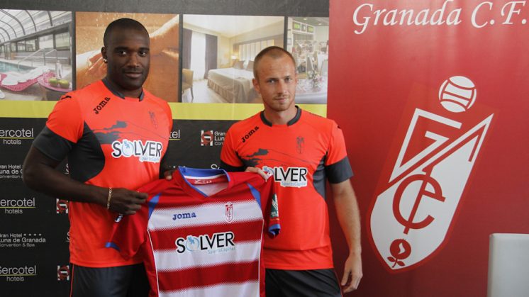 Babín (i) y Larsson (d) posan con la camiseta de su nuevo equipo, el Granada. Foto: Álex Cámara