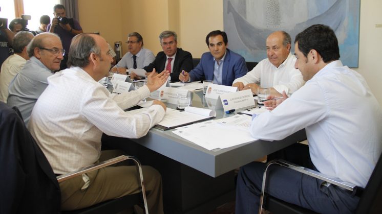 Torres Hurtado reaparece en la reunión de alcaldes del PP-A "casi en condiciones" de reincorporarse