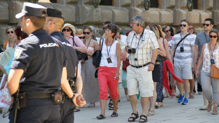 Un grupo de turistas visita las instalaciones del Palacio de Carlos V. Foto: Álex Cámara