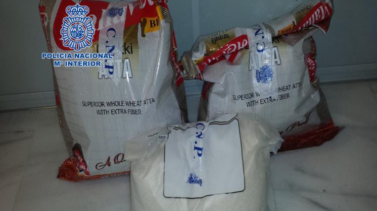 Los diez kilos de droga procedentes de un país asiático iban camuflados entre gran cantidad de ropa en dos bolsas de trigo integral. Foto: Policía Nacional