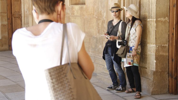 Dos turistas japoneses, en la Alhambra de Granada. Foto: Álex Cámara